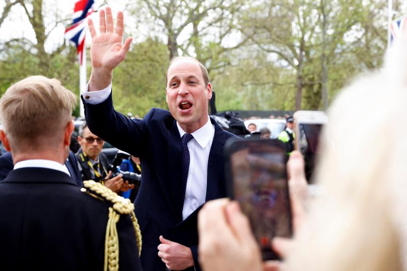 Guillermo, príncipe de Gales, saludando a los fans