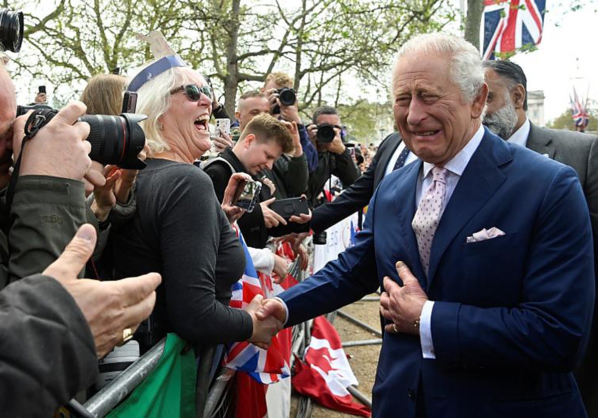 Carlos III saluda a sus admiradores fuera del palacio antes de la coronación