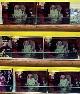 Imagen secundaria 2 - Camila, borrada del &#039;merchandising&#039; real: ni en tazas, ni en camisetas ni siquiera en una postal