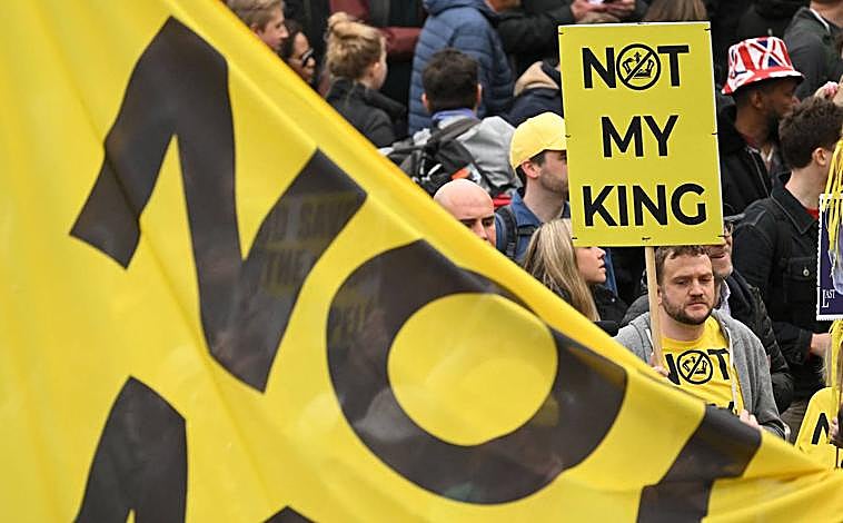 Imagen principal - Manifestación antimonárquica durante la coronación de Carlos III