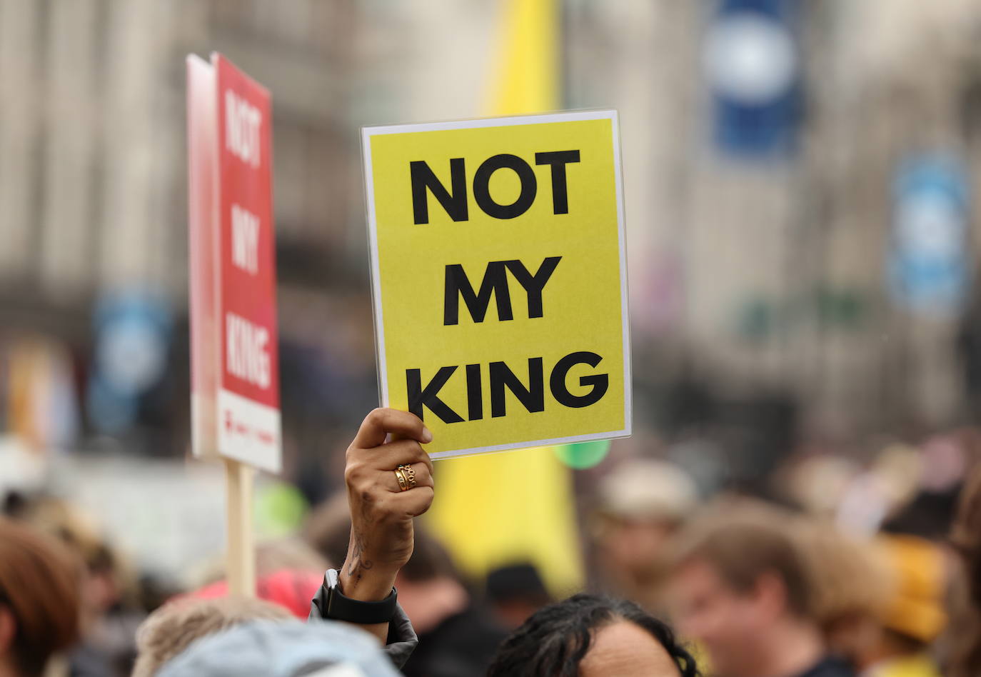 Protestas contra la monarquía en los exteriores de la abadía: «No mi rey»