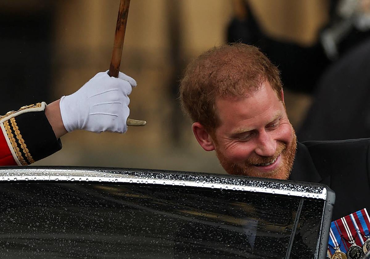 El príncie Harry subiéndose a un coche en la coronación de Carlos III