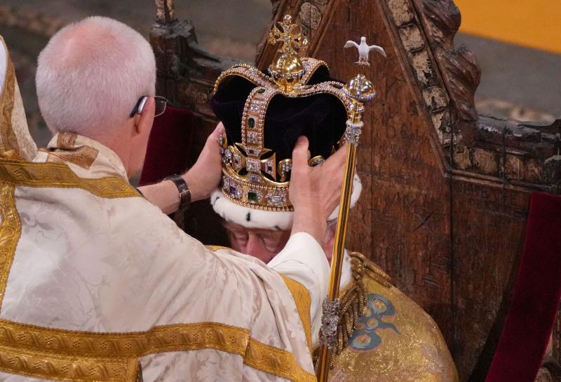 El Rey Carlos III es coronado por el Arzobispo de Canterbury, el Reverendísimo Justin Welby, en la Abadía de Westminster.