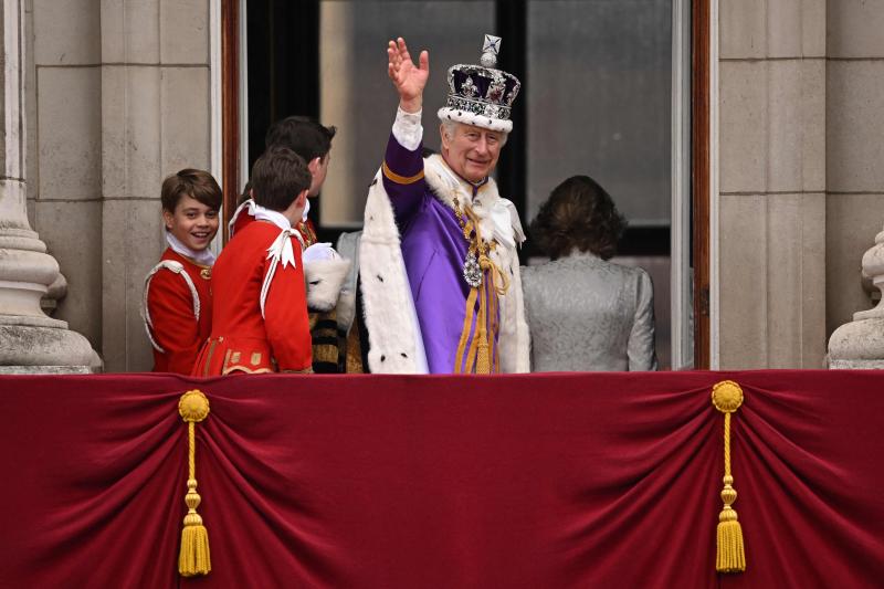 El rey Carlos III saluda desde el balcón del Palacio de Buckingham después de ver el vuelo de la Royal Air Force.