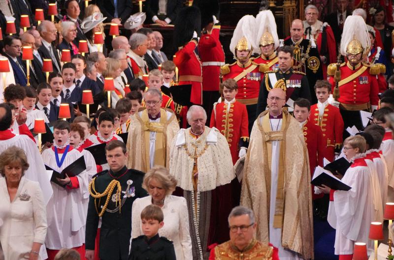 El rey Carlos III de Gran Bretaña llega a la Abadía de Westminster, en el centro de Londres.