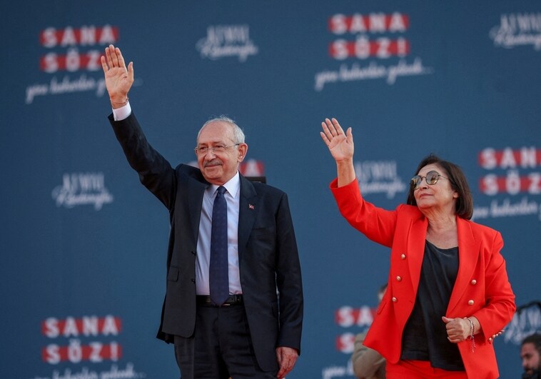 Kemal Kilicdaroglu, the presidential candidate of Turkey's main opposition coalition, flanked by his wife Sylvi Kilicdaroglu.