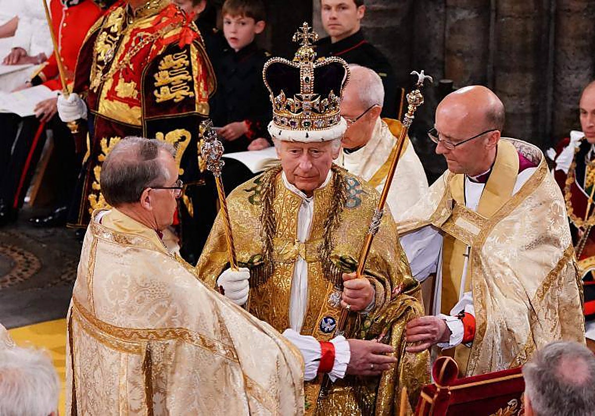 El Rey Carlos III con la corona de San Eduardo en su cabeza, en la ceremonia de Westminster Abbey