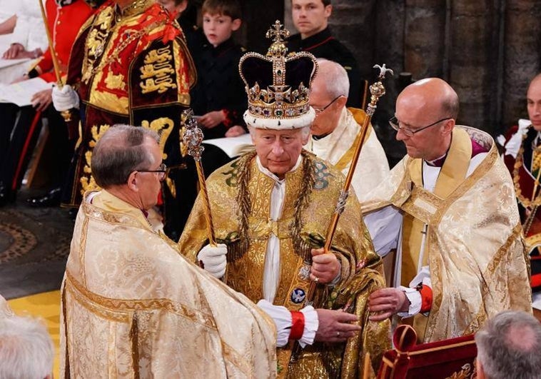 El Rey Carlos III con la corona de San Eduardo en su cabeza, en la ceremonia de la Abadía de Westminster