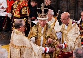 Carlos III, ungido y entronizado en la primera coronación en siete décadas en Gran Bretaña