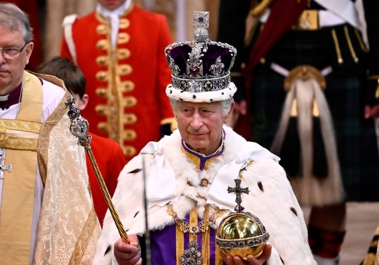 El Rey Carlos III de Inglaterra, durante su coronación en Westminster