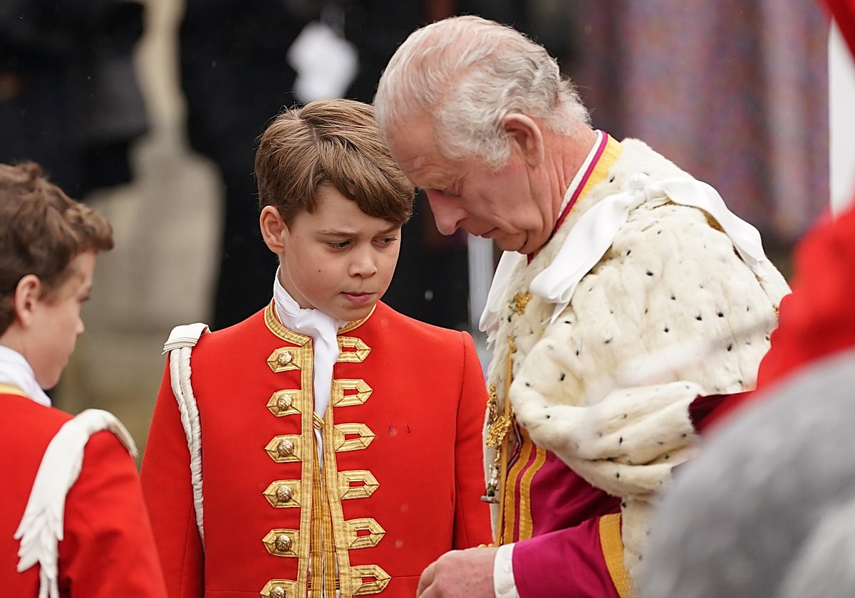 El Príncipe Jorge, junto a su abuelo, el monarca Carlos III