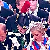 La estratégica pluma de la princesa Ana que tapó a Harry durante la coronación de su padre