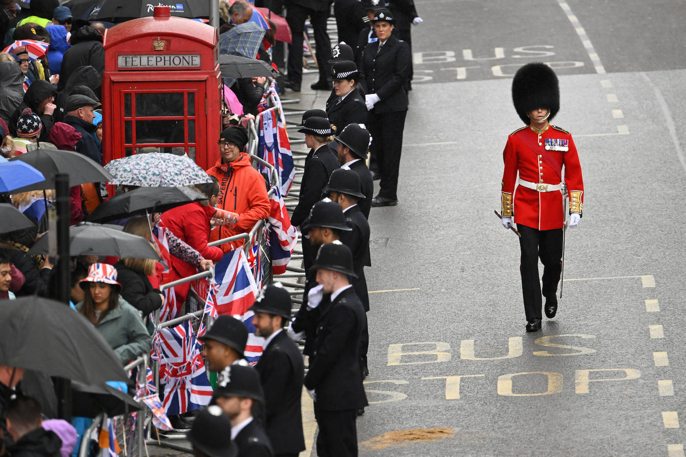 Un miembro de la Guardia real marcha por las calles de Londres, con un fuerte operativo de seguridad.