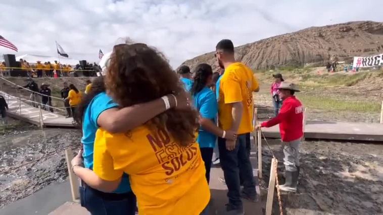 Un centenar de familias se reencuentran en la frontera entre México y EEUU