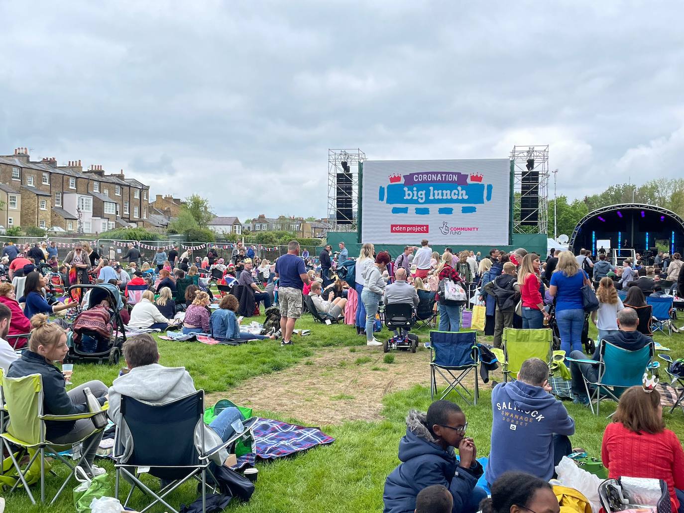 Ambiente distendido y picnic para celebrar la Coronación de Carlos III.