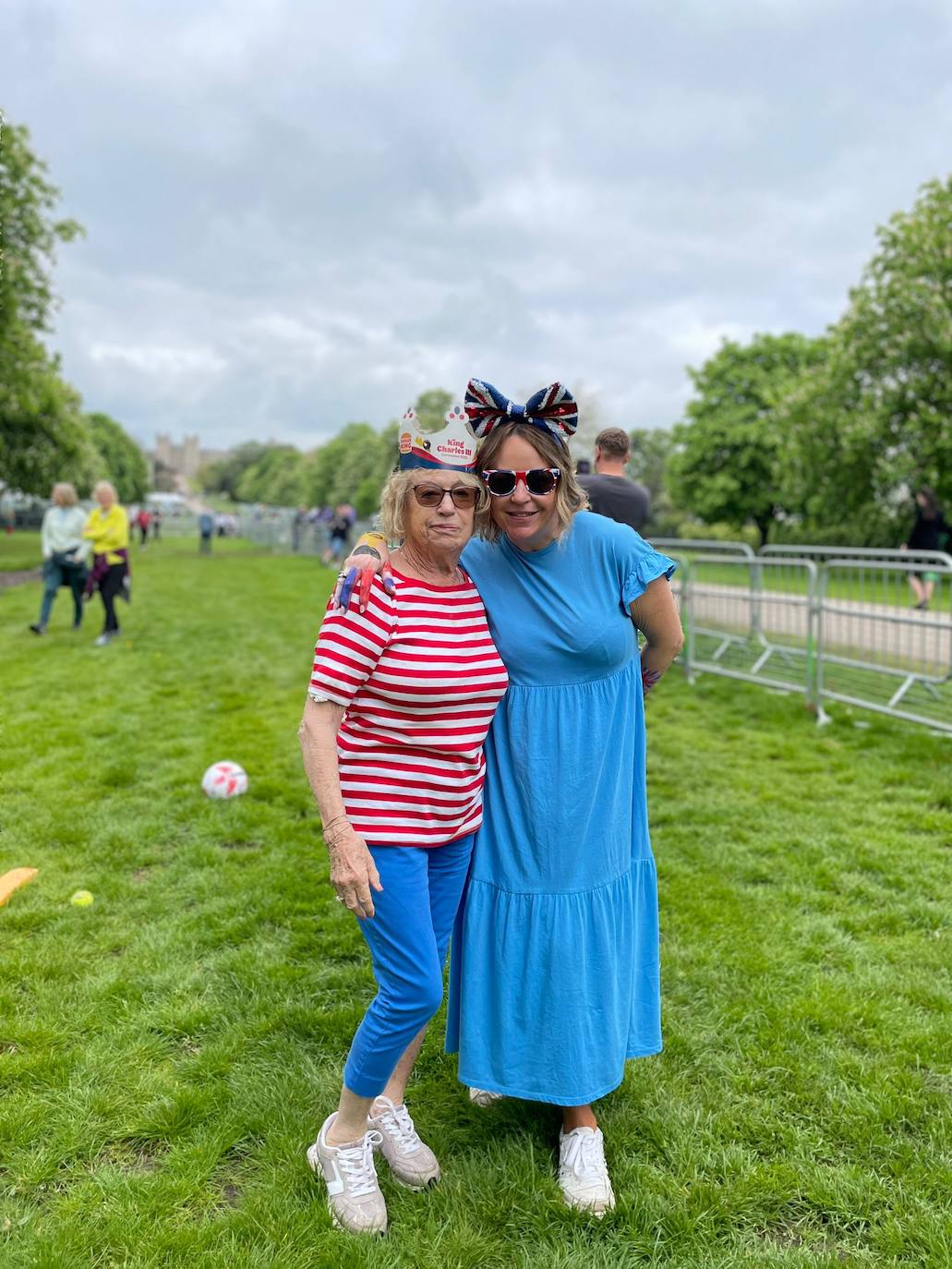 Dos mujeres esperan el Windsor a que comience el concierto para celebrar la Coronación del Rey Carlos III.