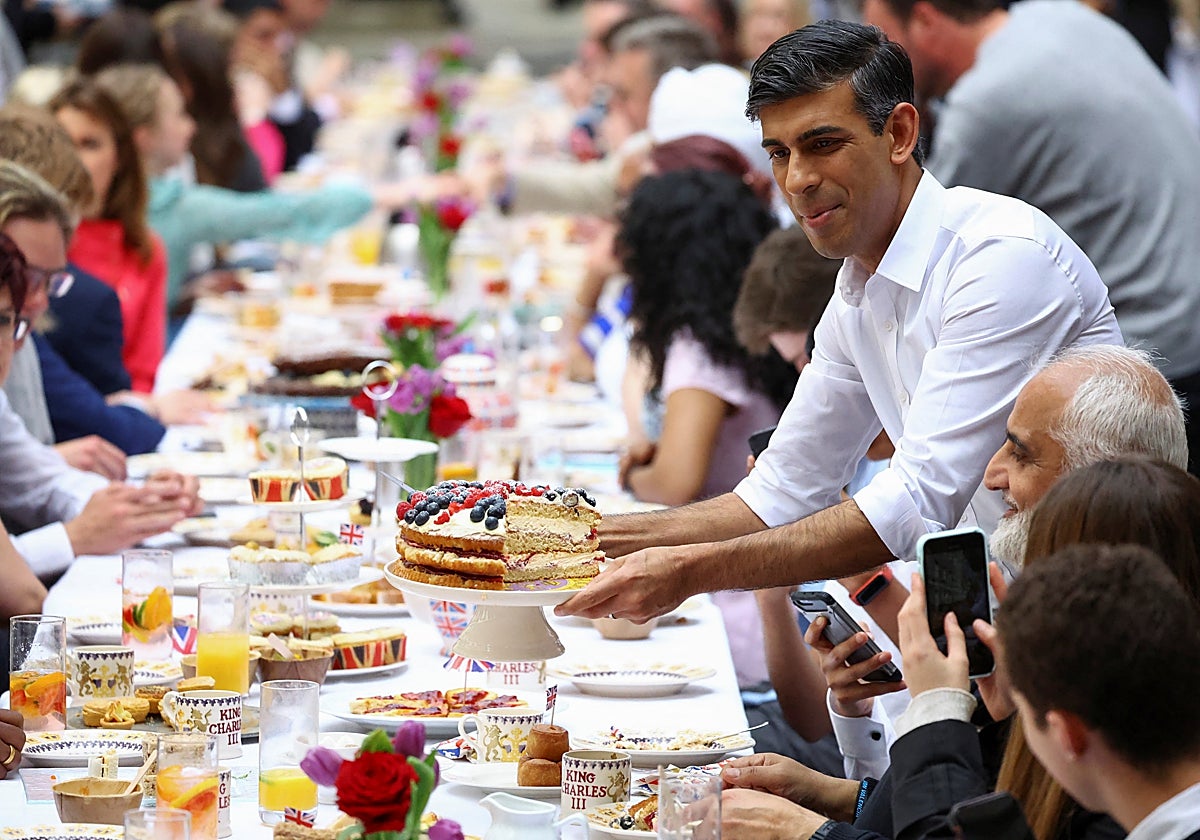 El primer ministro británico, Rishi Sunak, asiste al 'Gran almuerzo' en Downing Street para celebrar la Coronación de Carlos III