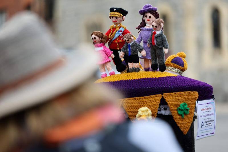 Unos muñecos cosidos que representan a los Príncipes de Gales y a sus hijos en un buzón de Windsor. 