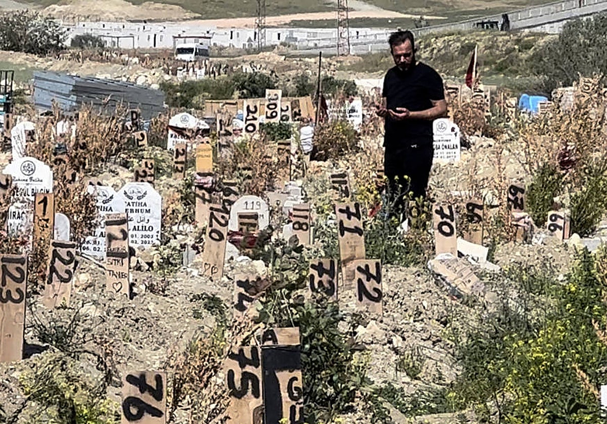 Después del terremoto, los restos humanos encontrados  se entierran y numeran en las afueras de Antioquía