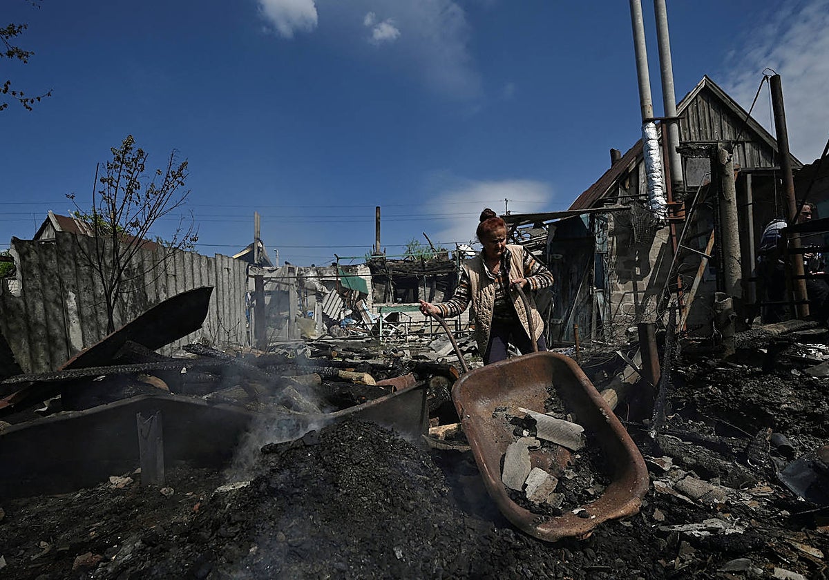 Una mujer retira escombros tras un bombardeo en Zaporiyia