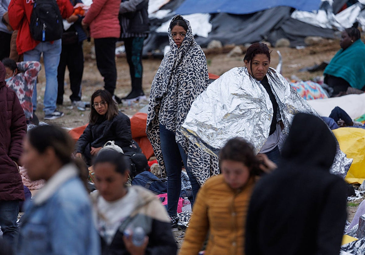 Migrantes esperan en la frontera entre México y Estados Unidos