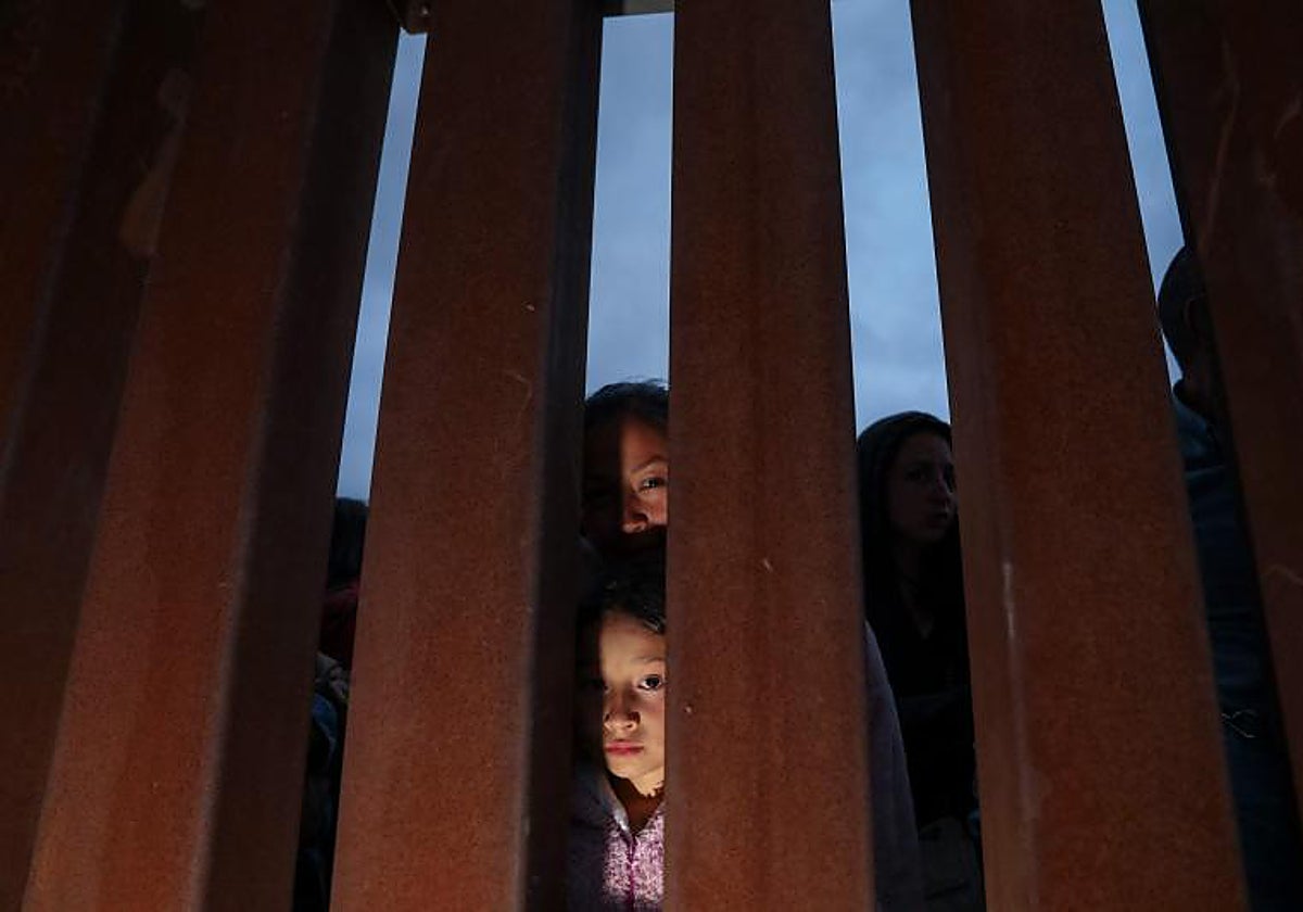 Migrantes esperan audiencias de asilo en la frontera entre Estados Unidos y México