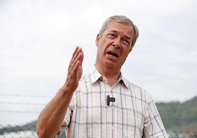 El líder del Partido Brexit británico, Nigel Farage, habla during a visit to al puerto de Dover