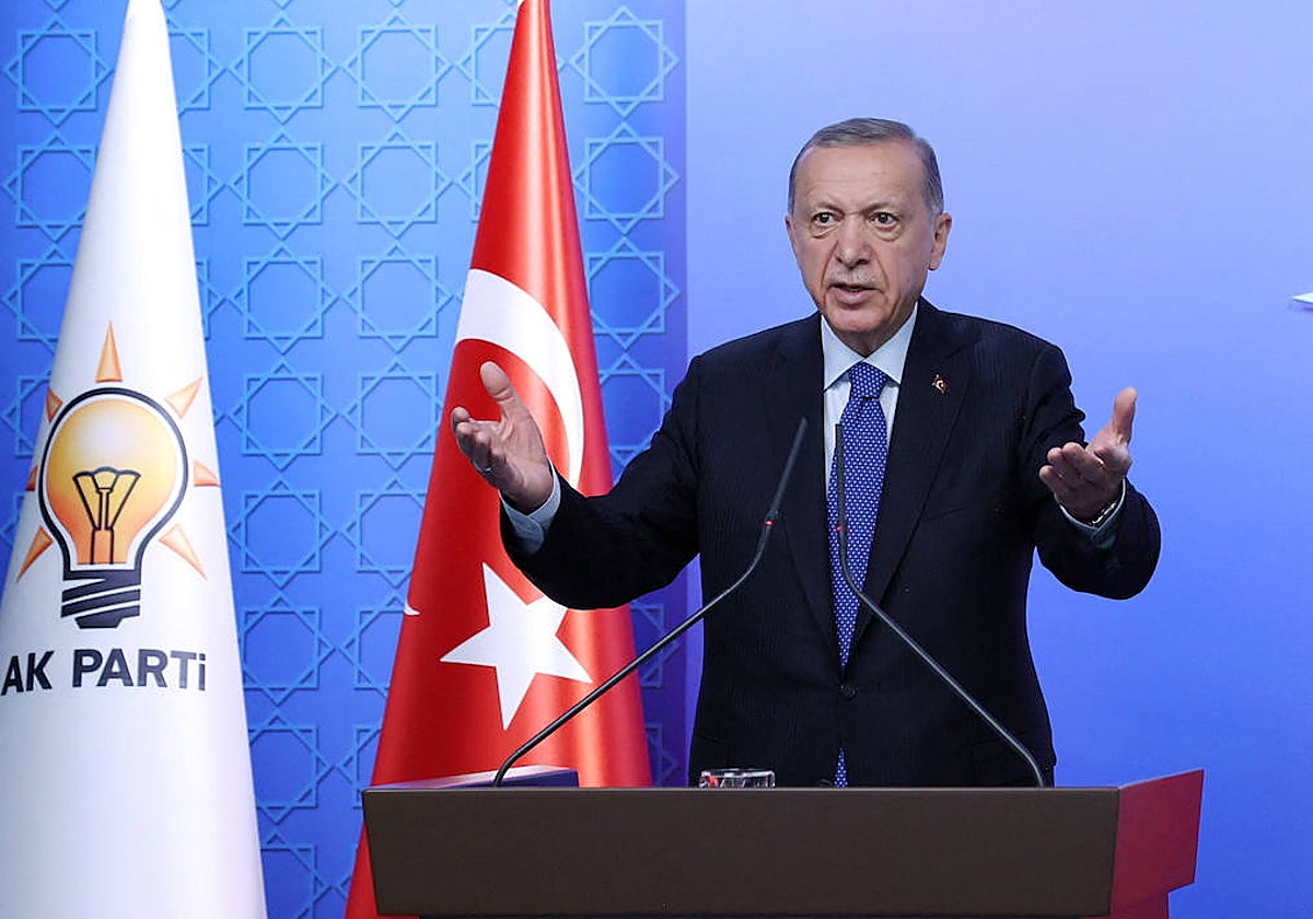El presidente turco, Tayyip Erdogan, se dirige a los funcionarios de su partido gobernante AK