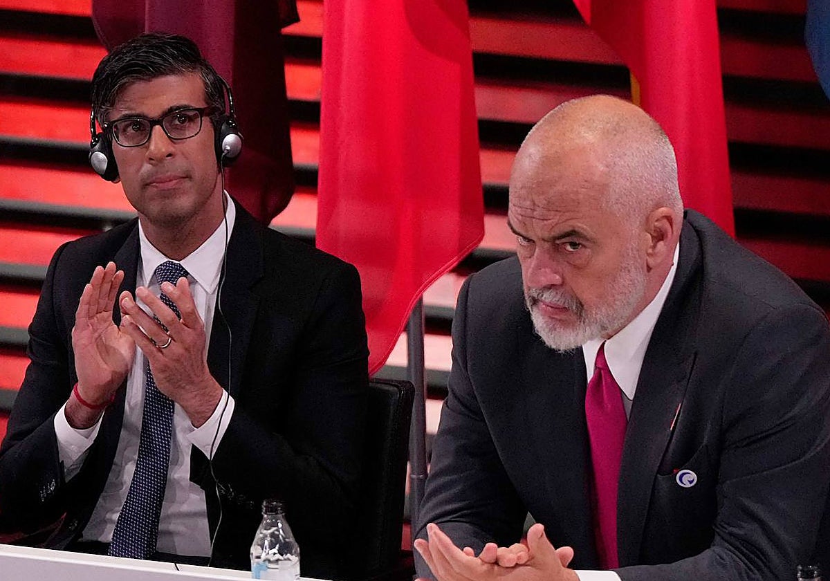 El primer ministro británico, Rishi Sunak, a la izquierda, y el primer ministro albanés, Edi Rama, durante la 4.ª Cumbre de Consejo de Europa