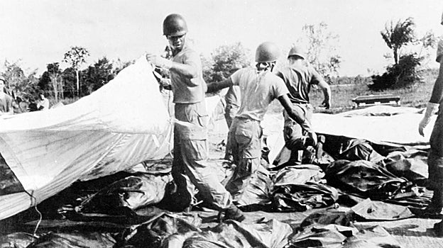 Soldados norteamericanos cubren los cuerpos de las víctimas en Guyana