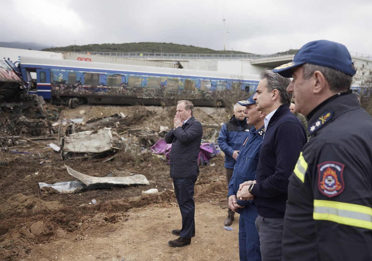 Mitsotakis, en el lugar del accidente de tren el pasado mes de feberero