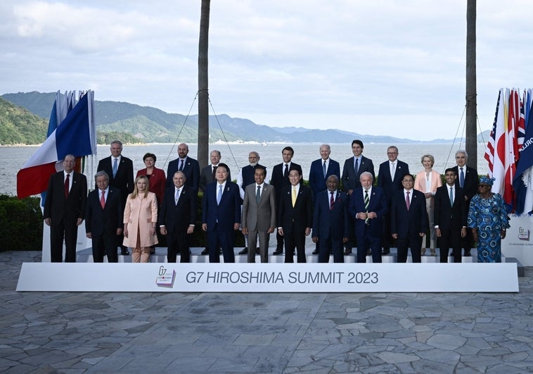 Foto de familia de los lideres que participaron en la cumbre del G-7 en Hiroshima (Japón)