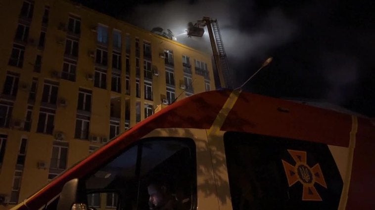 Un ataque con dron sobre Kiev causa un incendio en un bloque residencial