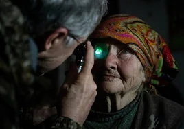 Los ancianos que resisten en el frente de la guerra de Ucrania