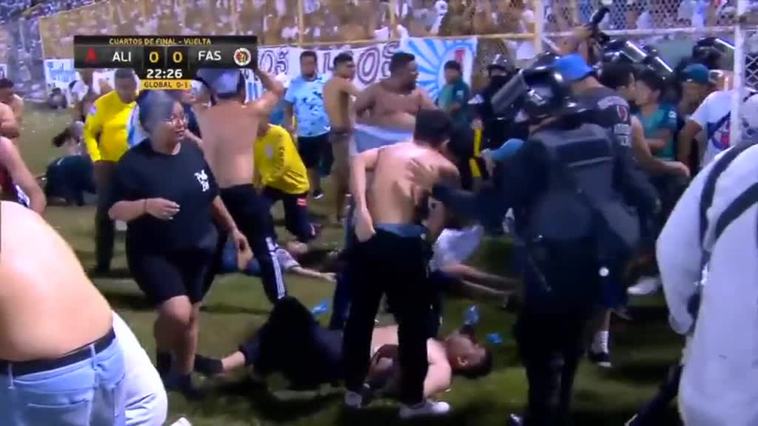 Una estampida en el estadio Cuscatlán de El Salvador causa la muerte de 12 personas