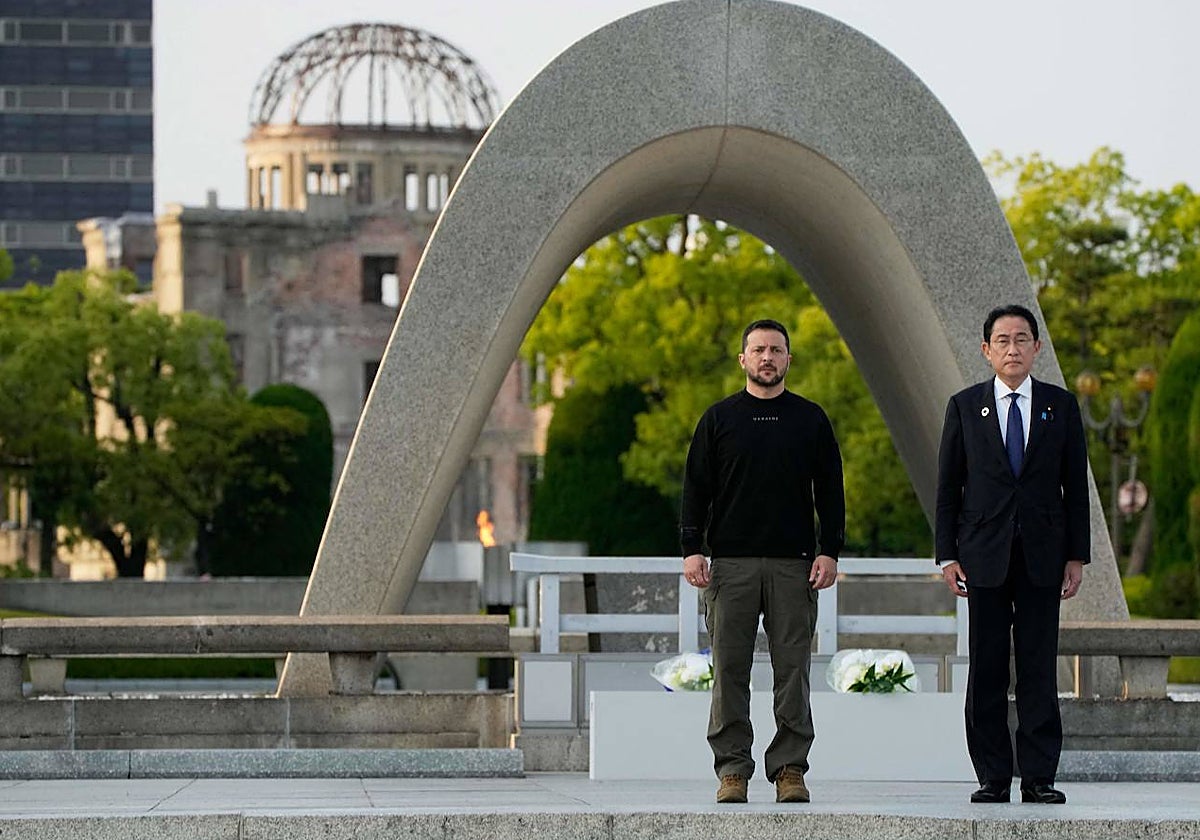 El presidente de Ucrania, Volodímir Zelenski, junto al primer ministro japonés, Fumio Kishida, en Hiroshima