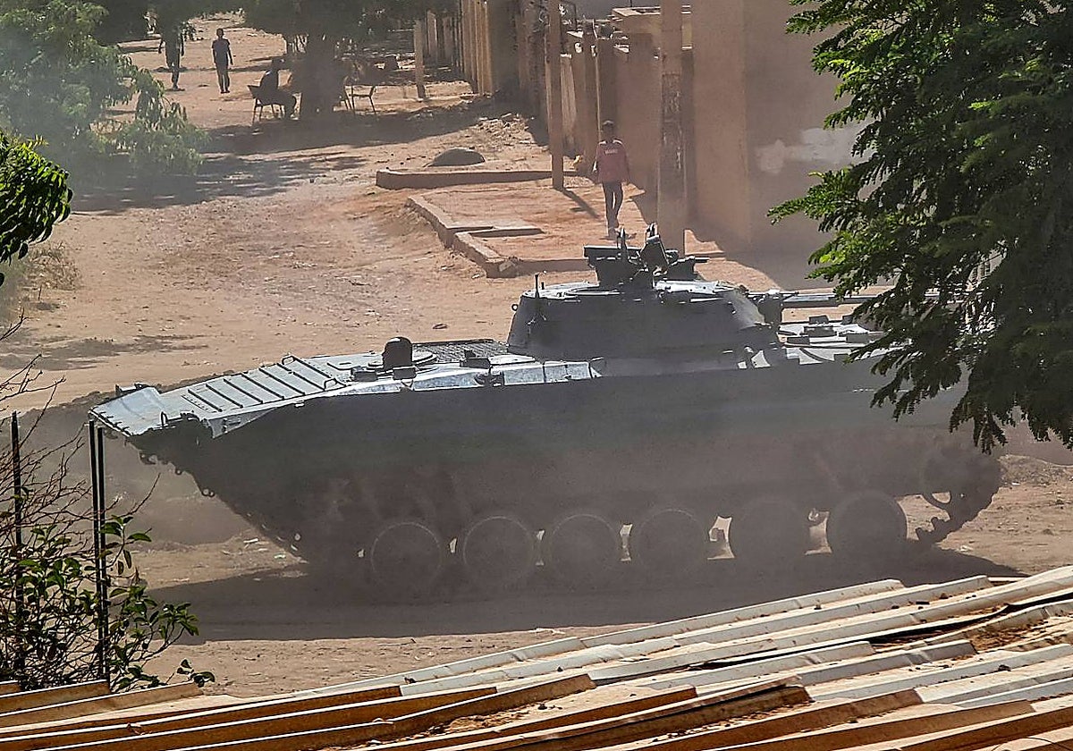 Un vehículo blindado del ejército sudanés estacionado en el sur de Jartum