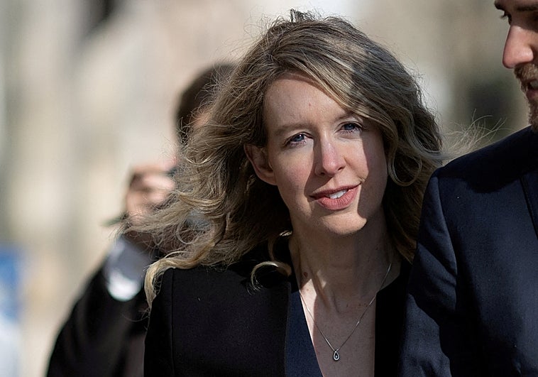 Elizabeth Holmes acompañada por socio, Billy Evans