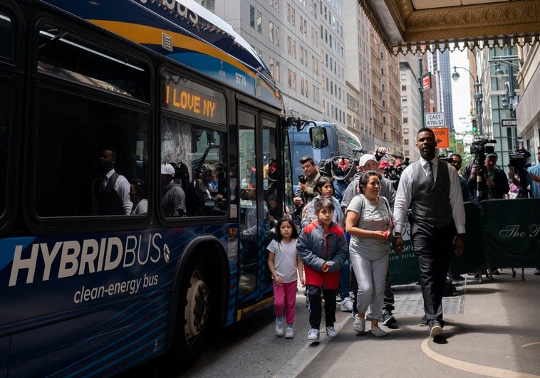Una familia de solicitantes de asilo llega al Hotel Roosevelt, donde se aloja a los inmigrantes en Nueva York