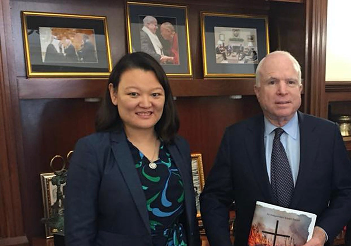 La disidente rusa Natalia Arno con el senador republicano John McCain, en 2016