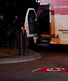Imagen secundaria 2 - Agentes del Servicio Secreto investigan el vehículo siniestrado, incluyendo una bandera nazi encontrada en él