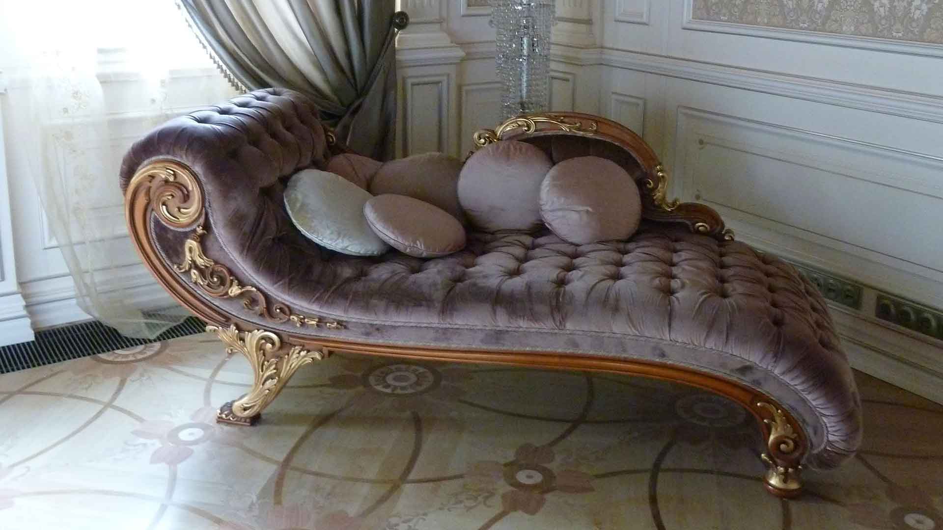 Muebles de lujo, como una otomana de 800 mil rublos