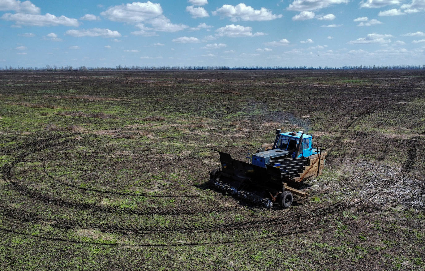 Máquina de desminado por control remoto hecha de tractor y placas blindadas de vehículos militares rusos destruidos se ve en un campo cerca del pueblo de Hrakove