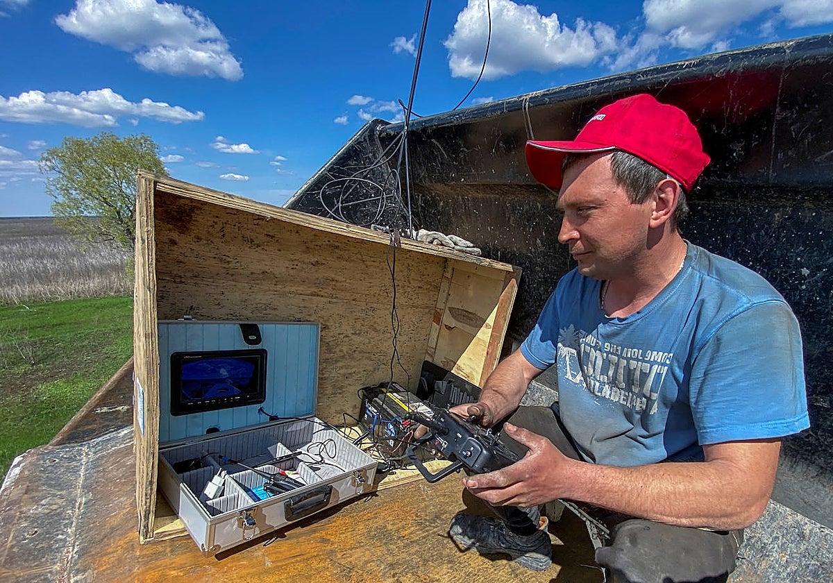 Un agricultor ucraniano utiliza un sistema remoto para el desminado de su campo