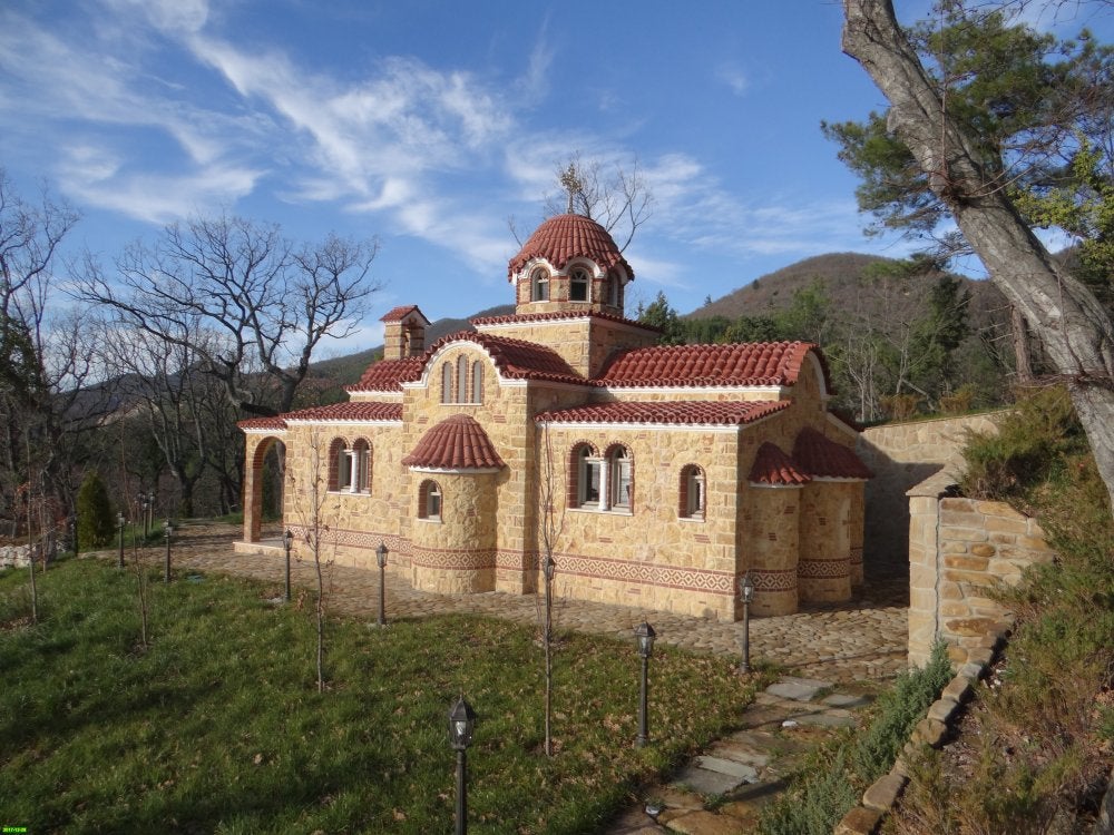 Iglesia traída por piezas de Grecia