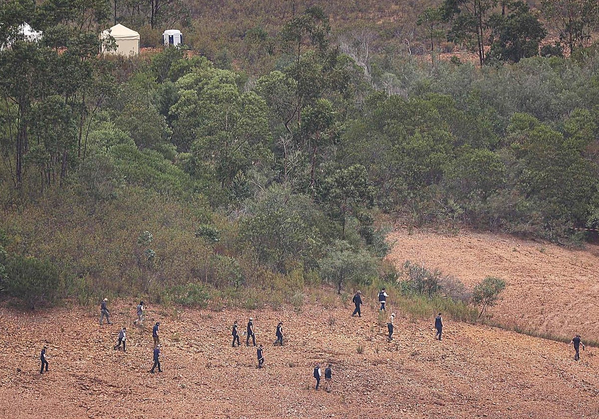 Rastreo policial en los alrededores del pantano donde puede estar el cuerpo de la niña