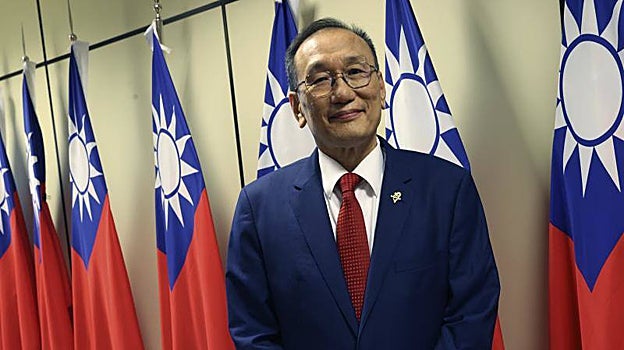 José María Liu posa para ABC junto a banderas de Taiwán en la Oficina Económica y Cultural de Taipei en España