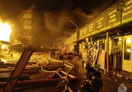 Un gran fuego devora un mercado de Moscú, mientras el Gobierno niega otro incendio en el Ministerio de Defensa