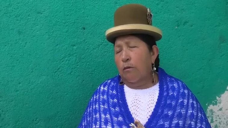 Reclusas de un centro penitenciario en Bolivia desfilan en una pasarela organizada por ellas mismas