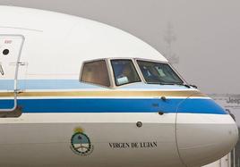 El 'Falcon argentino' llega con polémica: el nuevo avión presidencial aterriza con una «negligente» maniobra a escasos metros sobre la pista